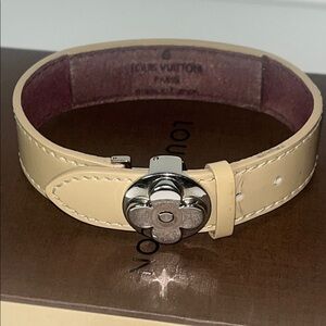 Louis Vuitton Beige Leather Flower Click Bracelet with Silver-Tone Clasp